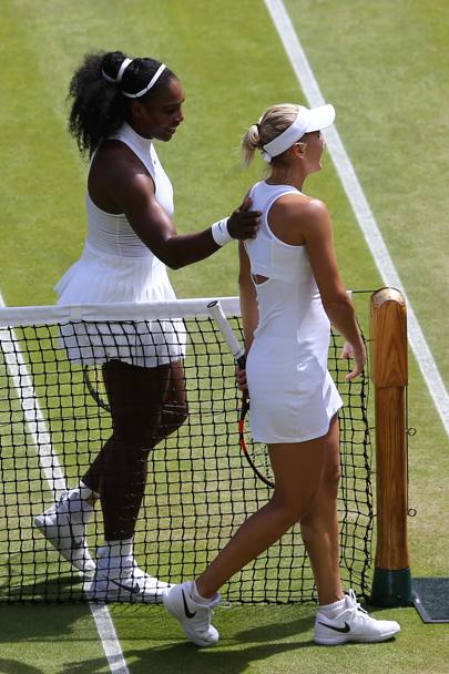 Serena Williams, dopo la viottoria,  saluta Elena Vesnina 